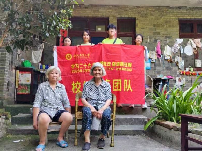 實踐團成員與李絮白奶奶和她的女兒在家門前合影