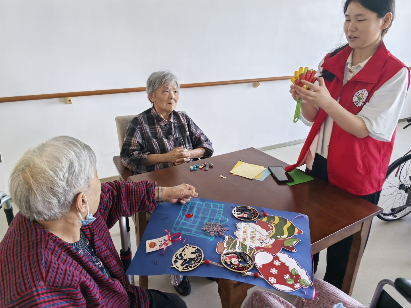 善德公寓里的青春匠心:安徽工業大學志愿者的多維度助老實踐
